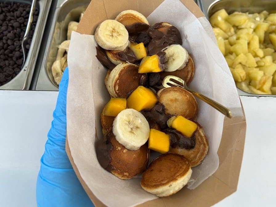 Barquette de mini pancakes, chocolat, banane et mangue