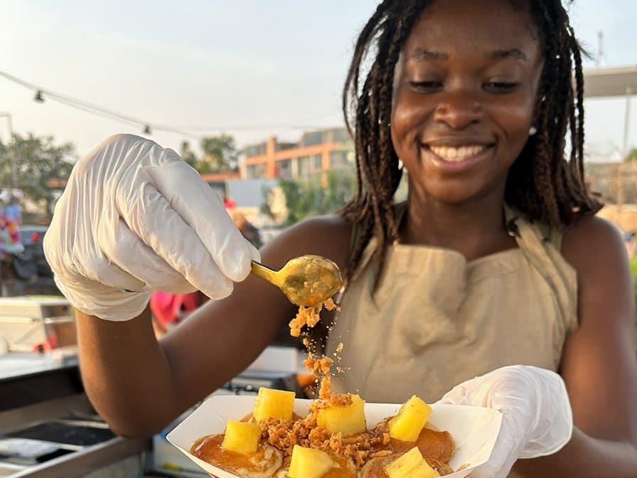 Service au bar : mini pancakes au caramel, ananas et spéculoos